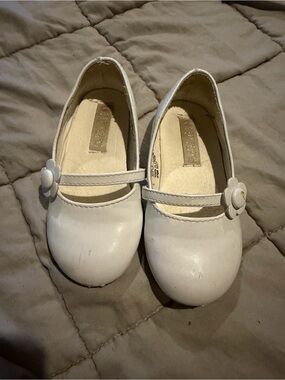 Tip Top Kids White Mary Jane Dress Shoes with Flower Accent